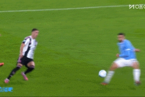 前裁判:吉拉踩小孔塞桑是明显的点球,不解为什么裁判没进行回看 前裁判:吉拉踩小孔塞桑是明显的点球,不解为什么裁判没进行回看