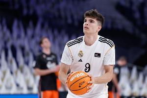 冈萨雷斯首发出场!19岁263天 他是绿军队史第二年轻首发! 冈萨雷斯首发出场!19岁263天 他是绿军队史第二年轻首发!