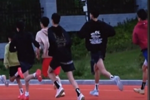 早上6点!U15跑操正当时 青岛男篮小伙子们冲冲冲!💪💪 早上6点!U15跑操正当时 青岛男篮小伙子们冲冲冲!💪💪