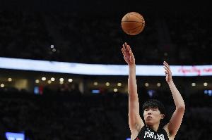 媒体人:杨瀚森小心移动掩护 这种球在FIBA里肯定死吹中国队犯规 媒体人:杨瀚森小心移动掩护 这种球在FIBA里肯定死吹中国队犯规