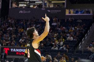 打得有点轻松!阿夫迪亚半场10中4&三分4中2拿到13分3板 打得有点轻松!阿夫迪亚半场10中4&三分4中2拿到13分3板