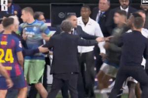 😅比赛结束姆巴佩还拉着维尼修斯,之后试图加入冲突被直接拦下 😅比赛结束姆巴佩还拉着维尼修斯,之后试图加入冲突被直接拦下