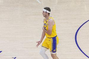 里夫斯至少50分10板5助 湖人队史第3人 上一个是科比 里夫斯至少50分10板5助 湖人队史第3人 上一个是科比