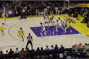 顶不动!艾顿奋力拼下前场篮板 但背身强攻时被切丢球 顶不动!艾顿奋力拼下前场篮板 但背身强攻时被切丢球