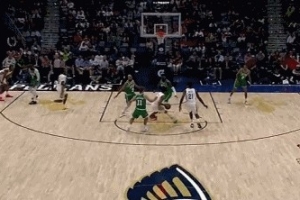 蝴蝶穿花!普尔持球突破吸引防守 妙传助琼斯轻松上篮打中 蝴蝶穿花!普尔持球突破吸引防守 妙传助琼斯轻松上篮打中