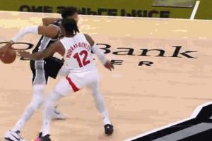 这是什么东西?文班连续丝滑胯下背运推进 把防守过了个干净 这是什么东西?文班连续丝滑胯下背运推进 把防守过了个干净