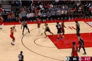 连珠炮!谢泼德外线开火连中2记三分 火箭领先29分打停篮网 连珠炮!谢泼德外线开火连中2记三分 火箭领先29分打停篮网