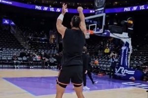 应该问题不大!狄龙赛前还进行了投篮训练 最终决定今天不打 应该问题不大!狄龙赛前还进行了投篮训练 最终决定今天不打