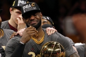 詹姆斯:我在骑士热火湖人都应该得到5亿合同 我在这三队都夺冠了 詹姆斯:我在骑士热火湖人都应该得到5亿合同 我在这三队都夺冠了