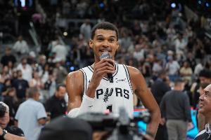 文班亚马:马刺队史开赛季从未5胜0负过?那让我们去打破纪录吧 文班亚马:马刺队史开赛季从未5胜0负过?那让我们去打破纪录吧