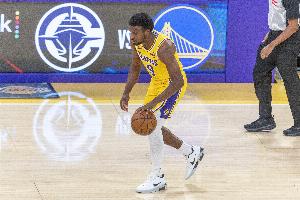 不够细腻!布朗尼跳起想从克林根腋下传球被断 反抢被吹犯规 不够细腻!布朗尼跳起想从克林根腋下传球被断 反抢被吹犯规