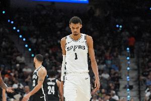 张佳玮:全队快下指望文班抢板推前场 2米3的人当基德威少魔术师? 张佳玮:全队快下指望文班抢板推前场 2米3的人当基德威少魔术师?