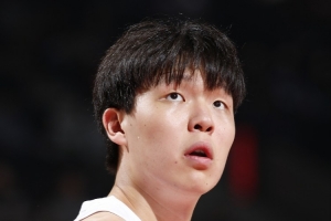 刘维伟:杨瀚森第二节是不是没准备好上场?有些打不动艾顿 刘维伟:杨瀚森第二节是不是没准备好上场?有些打不动艾顿