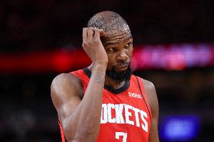 效率不高!杜兰特半场11中4&三分3中0拿到12分4板2助 效率不高!杜兰特半场11中4&三分3中0拿到12分4板2助