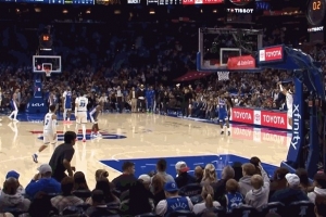 戴上八倍镜!布莱克后场压哨超远三分正中靶心! 戴上八倍镜!布莱克后场压哨超远三分正中靶心!