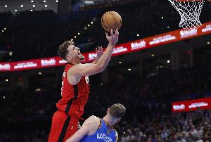 状态不错!申京上半场6中4得到9分3板5助 没有三分出手 状态不错!申京上半场6中4得到9分3板5助 没有三分出手