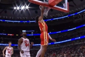 扣爽了!老鹰压迫防守连续抢断 杰伦-约翰逊反击暴扣两连击 扣爽了!老鹰压迫防守连续抢断 杰伦-约翰逊反击暴扣两连击