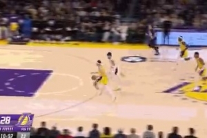 短路了!阿夫迪亚连续出现失误 湖人反击迅速迫近比分 短路了!阿夫迪亚连续出现失误 湖人反击迅速迫近比分