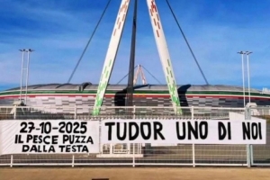 图多尔遭解雇!尤文部分球迷挂横幅抗议:图多尔是我们中的一员 图多尔遭解雇!尤文部分球迷挂横幅抗议:图多尔是我们中的一员