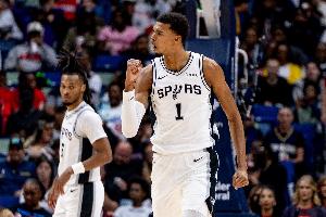 机动性拉满了!文班鬼魅走位转身甩开防守 直奔篮下完成空接隔扣 机动性拉满了!文班鬼魅走位转身甩开防守 直奔篮下完成空接隔扣