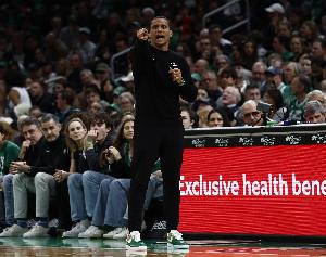 马祖拉:下半场成功遏制对手进攻波 减少失误阻止他们上罚球线 马祖拉:下半场成功遏制对手进攻波 减少失误阻止他们上罚球线