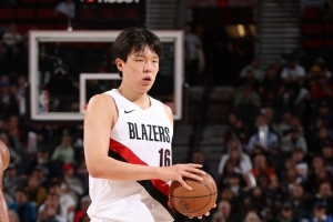 张卫平:杨瀚森两投不中教练反而不换他 怕打击信心 教练挺仁义的 张卫平:杨瀚森两投不中教练反而不换他 怕打击信心 教练挺仁义的