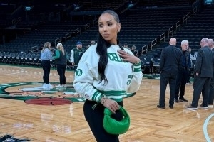 安芬尼-西蒙斯女友带娃现场观战!颜值符合吧友审美吗? 安芬尼-西蒙斯女友带娃现场观战!颜值符合吧友审美吗?