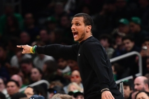 马祖拉暂停喊话:小乔丹4天前还是个街溜子 你却让他在你身上扣篮 马祖拉暂停喊话:小乔丹4天前还是个街溜子 你却让他在你身上扣篮