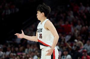 积极!杨瀚森连续起跳将篮板点给霍勒迪! 积极!杨瀚森连续起跳将篮板点给霍勒迪!