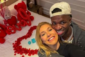 劈腿风波被原谅!维尼修斯社媒晒出与模特女友甜蜜合照:V❤️V 劈腿风波被原谅!维尼修斯社媒晒出与模特女友甜蜜合照:V❤️V