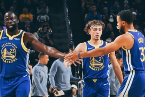 击退灰熊!勇士官方晒赢球海报:库里、追梦和波杰姆斯基登上封面 击退灰熊!勇士官方晒赢球海报:库里、追梦和波杰姆斯基登上封面