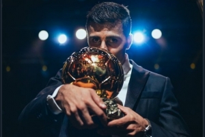 曼城官推晒罗德里亲吻金球奖照片:去年今日,罗德里获得金球奖 曼城官推晒罗德里亲吻金球奖照片:去年今日,罗德里获得金球奖