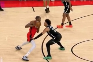 杜兰特持球击中威尔逊被吹进攻犯规 火箭挑战失败 杜兰特持球击中威尔逊被吹进攻犯规 火箭挑战失败