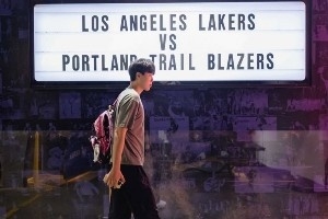 开拓者众将出场秀:杨瀚森背着粉色书包 格兰特传统服饰亮眼 开拓者众将出场秀:杨瀚森背着粉色书包 格兰特传统服饰亮眼