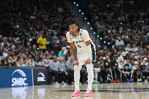 冲击力不错!卡斯尔半场5中3&罚球8中6拿到12分 另有1板2助1断 冲击力不错!卡斯尔半场5中3&罚球8中6拿到12分 另有1板2助1断