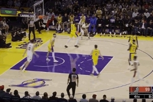 就是自信!谢顿-夏普面对艾顿 追身踩线长两分打停湖人! 就是自信!谢顿-夏普面对艾顿 追身踩线长两分打停湖人!