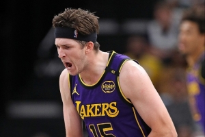 范德比尔特:里夫斯会迎接每一个挑战 两场比赛90多分太疯狂了 范德比尔特:里夫斯会迎接每一个挑战 两场比赛90多分太疯狂了