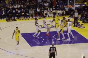 可惜了!杨瀚森两次在内线强起均未果! 可惜了!杨瀚森两次在内线强起均未果!