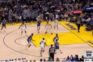 库里提前握拳庆祝!库明加顺下接球起飞 双手脆扣&网都没动! 库里提前握拳庆祝!库明加顺下接球起飞 双手脆扣&网都没动!