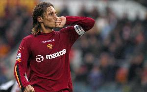 托蒂:我和斯帕莱蒂的事情该放下了,若他去尤文会是伟大的签约 托蒂:我和斯帕莱蒂的事情该放下了,若他去尤文会是伟大的签约