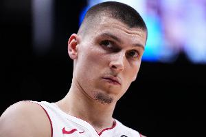 斯波:希罗会很好地适应球队快节奏进攻 他能放大这体系的效果 斯波:希罗会很好地适应球队快节奏进攻 他能放大这体系的效果