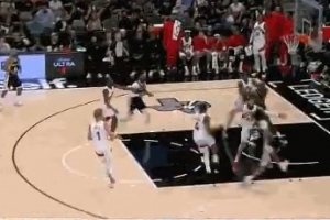 闲庭信步!哈珀后场开始运球 连续过掉防守完美压哨上篮打中 闲庭信步!哈珀后场开始运球 连续过掉防守完美压哨上篮打中