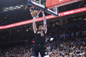 正负值+21并列最高!克林根12中8贡献16分14板 其中7前场板 正负值+21并列最高!克林根12中8贡献16分14板 其中7前场板