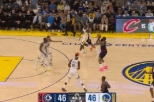 状态起飞!哈登转换不紧不慢 弧顶加长三分自信出手反超比分! 状态起飞!哈登转换不紧不慢 弧顶加长三分自信出手反超比分!