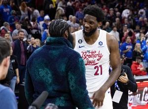 致敬登哥😂恩比德贡献25+7+5 但坐在板凳上看队友完成逆转! 致敬登哥😂恩比德贡献25+7+5 但坐在板凳上看队友完成逆转!