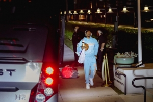 因为热爱篮球!开拓者官方晒凯勒布-乐福带着篮球离开球馆照 因为热爱篮球!开拓者官方晒凯勒布-乐福带着篮球离开球馆照