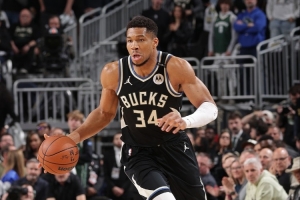 炸裂!字母哥赛季前4场场均36.3分14板7助1.3帽 投篮命中率69.5% 炸裂!字母哥赛季前4场场均36.3分14板7助1.3帽 投篮命中率69.5%