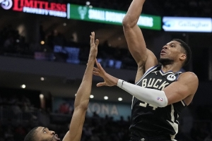 对他来说有点一般了!字母哥上半场11投7中拿到14分2板1助 对他来说有点一般了!字母哥上半场11投7中拿到14分2板1助