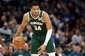 摧枯拉朽!字母哥22投16中砍下37分8板7助2盖帽 正负值达+18 摧枯拉朽!字母哥22投16中砍下37分8板7助2盖帽 正负值达+18