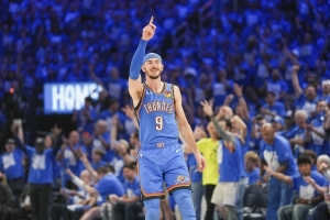 卡鲁索:生涯首冠后没游行 所以在俄城的游行我喝了两次的酒 卡鲁索:生涯首冠后没游行 所以在俄城的游行我喝了两次的酒